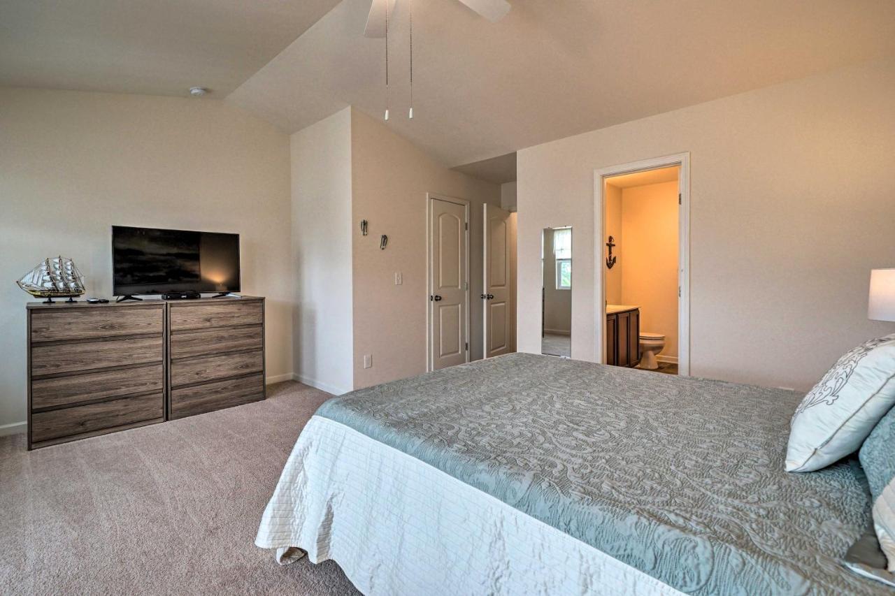 Modern Coastal Condo With Patio 1 Mi To Beaches! Carolina Beach Buitenkant foto